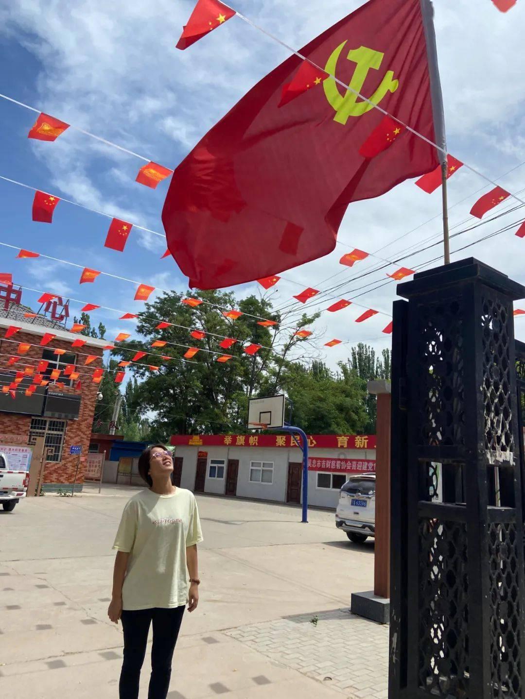 17岁，高二，男，最近情窦初开，在感情上很困扰。游戏画面